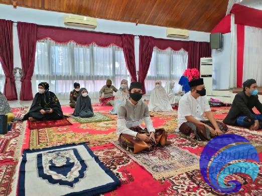 Bersama Keluarga, Basli Ali Shalat Idul Adha di Rujab Bupati