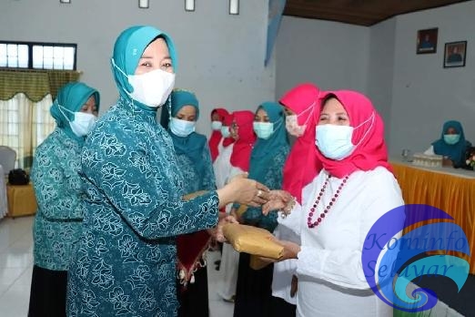 Berprestasi, Musrifah Basli Apresiasi PKK Desa Patilereng dan Kel. Benteng Selatan  