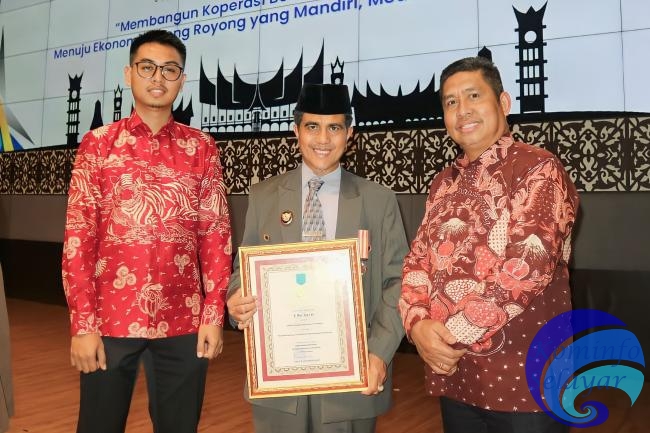 Atas Nama Pemkab Selayar, Wabup Saiful Arif Terima Penghargaan Nasional Koperasi di Padang - Sumatera Barat