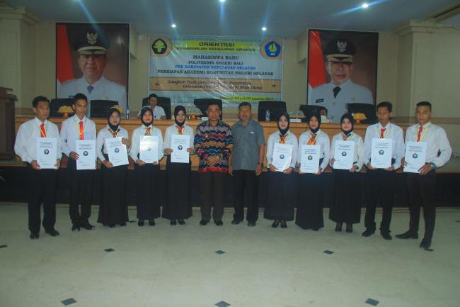 Wabup Serahkan Piagam Penghargaan Kepada 10 Maba Politeknik Negeri Bali PDD Kepulauan Selayar