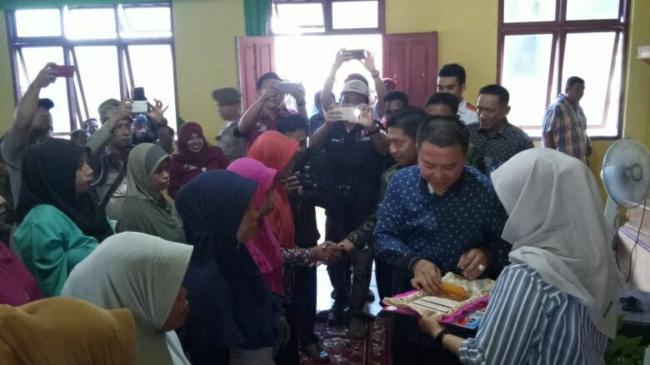 Mengawali Kunkernya di Takabonerate, Bupati Kepulauan Selayar Salurkan Bansos Kepada ribuan Warga