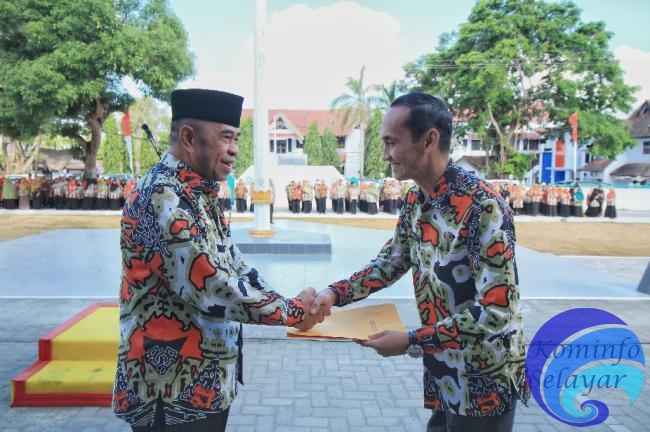 Hari Batik Nasional, Wabup Serahkan Surat Pencatatan Hak Cipta dari Kemenkumham