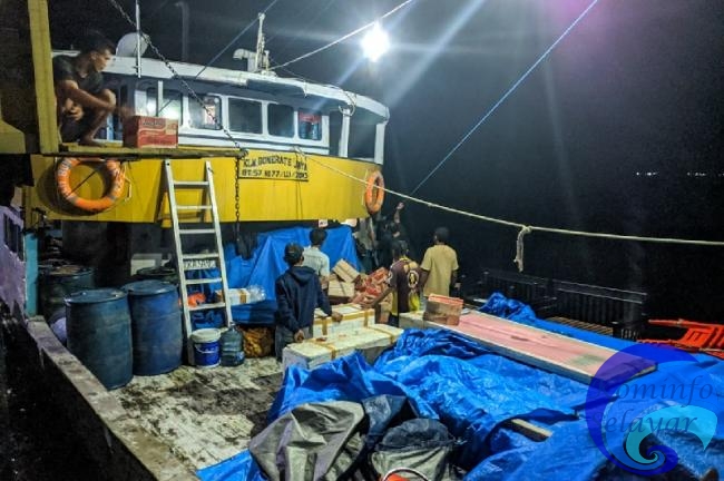 Menuju Pulau, Dinsos Selayar Salurkan Bantuan Kepada Warga yang Terkena Dampak Covid-19