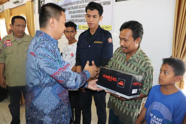 Serahkan Bantuan Sosial, Ini Pesan Bupati Kepulauan Selayar