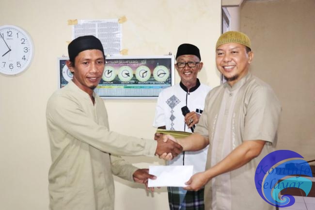 Bupati MBA Serahkan Bantuan untuk Mesjid Nurul Yaqin Ujung Jampea