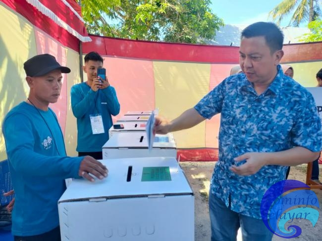 Bupati Basli Ali Bersama Keluarga Salurkan Hak Pilihnya Pada Pemilu 2024 di TPS 17 Benteng