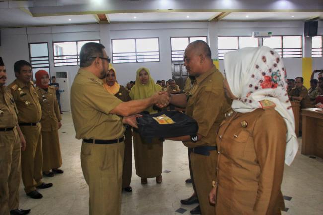 Wabup Kepulauan Selayar Serahkan Bantuan Sarana Takziah Kepada Para Lurah dan Kades, Ini Pesannya