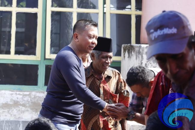 Bupati Kepulauan Selayar Serahkan Bantuan Bibit Kambing Untuk Masyarakat Desa Lambego