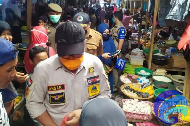 Sekretaris Gugus Tugas Covid-19 Selayar Bagikan Masker di Pasar Sentral Bonea