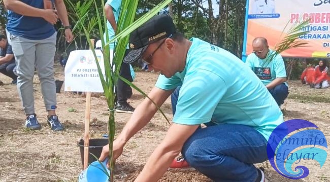Pj Gubernur Sulsel Bersama Bupati Selayar Tanam Palem dan Pucuk Merah di Puncak Tanadoang