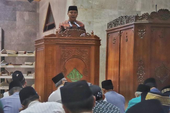 Tarawih Bersama Warga, Muh. Basli Ali Sampaikan Pesan-Pesan Pembangunan
