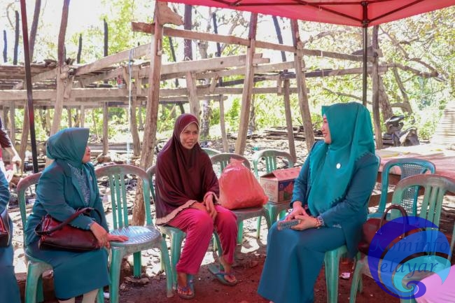 Ketua TP PKK Kabupaten Kepulauan Selayar Salurkan Bantuan kepada Korban Kebakaran di Desa Tamalanrea