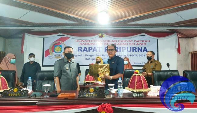 Serahkan Ranperda APBD 2022, Basli Ali sebut suara Warga Net juga perlu perhatian