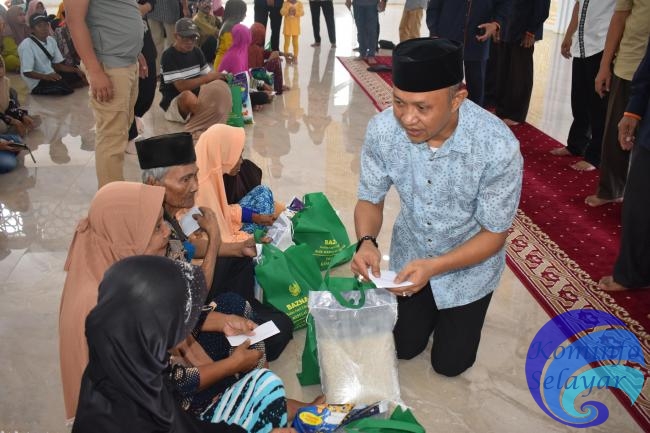 Bersama Baznas, Bupati Selayar Serahkan Paket Ramadan Bahagia Kepada Kaum Dhuafa