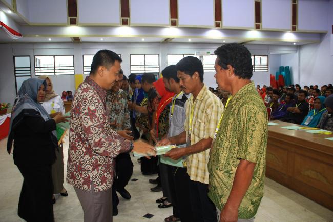 Bupati Serahkan 1.433 Sertifikat Tanah Kepada Masyarakat