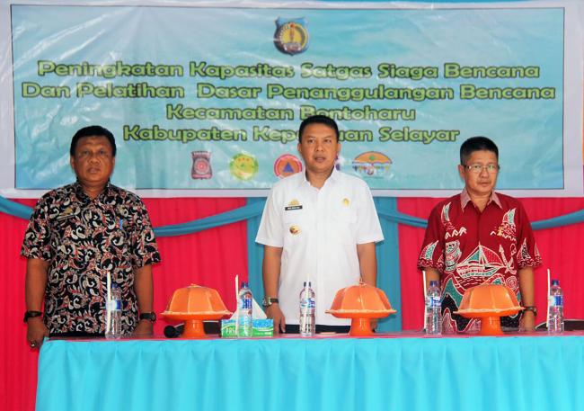 Bupati Kepulauan Selayar Kukuhkan Anggota Satgas Kasi'na Kecamatan Bontoharu