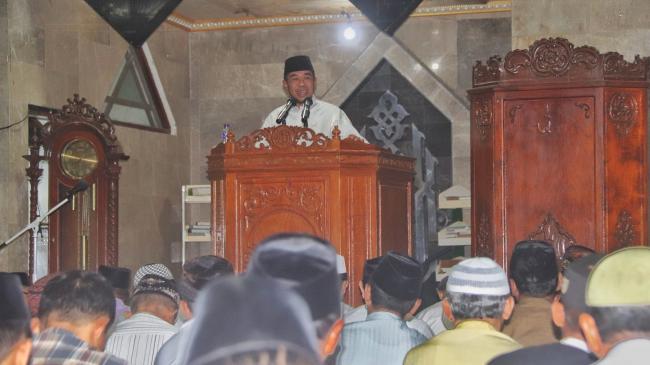 Malam Ketiga Tarawih, Wabup Selayar Sampaikan Sambutan di Mesjid Agung Al-Umaraini 