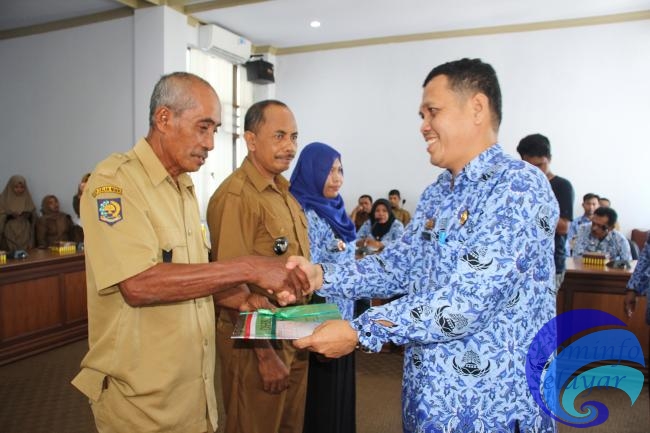 Asisten Pemerintahan Serahkan SPPT DHKP kepada Para Lurah dan Kepala Desa