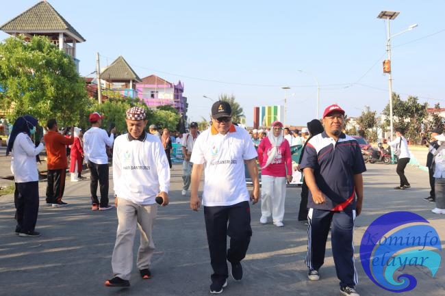 Sekda Mesdiyono Lepas Ribuan Peserta Gerak Jalan Santai Hari Santri Nasional 2023
