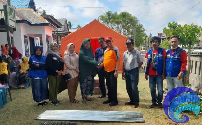 Sekda Selayar Bersama Linjamsos dan Tagana Serahkan Bantuan Kepada Dua Warga Korban Kebakaran