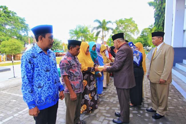 Jadi Irup Hari Pahlawan, Wabup Selayar Serahkan Bingkisan Kepada Keluarga Pahlawan 