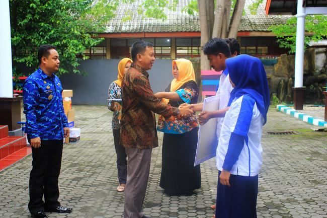 Bupati Kepulauan Selayar Serahkan Bantuan Program Prioritas Kabupaten Kepulauan Selayar