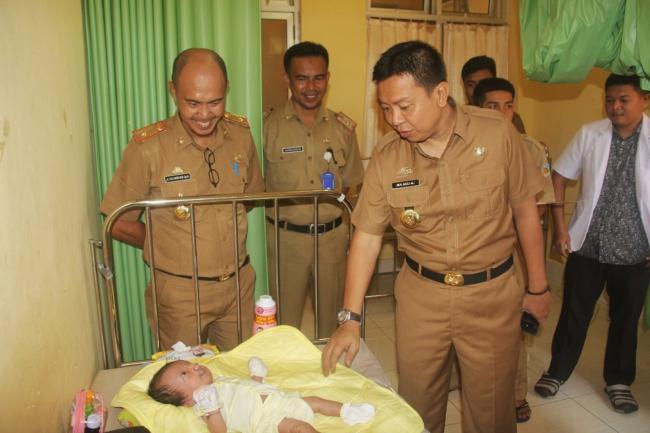 Kunjungi RSUD KH. Hayyung, Bupati Kepulauan Selayar Besuk Bayi Penderita Bibir Sumbing