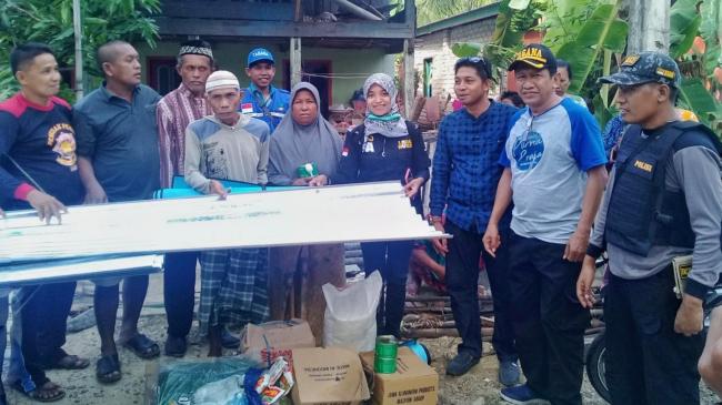 Dinsos Selayar Serahkan Bantuan Korban Kebakaran di Kecamatan Takabonerate 
