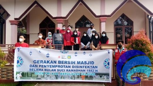 Jelang Ramadhan 1442 H, Relawan PMI Selayar Lakukan Gerakan Bersih Masjid dan Penyemprotan Disinfektan