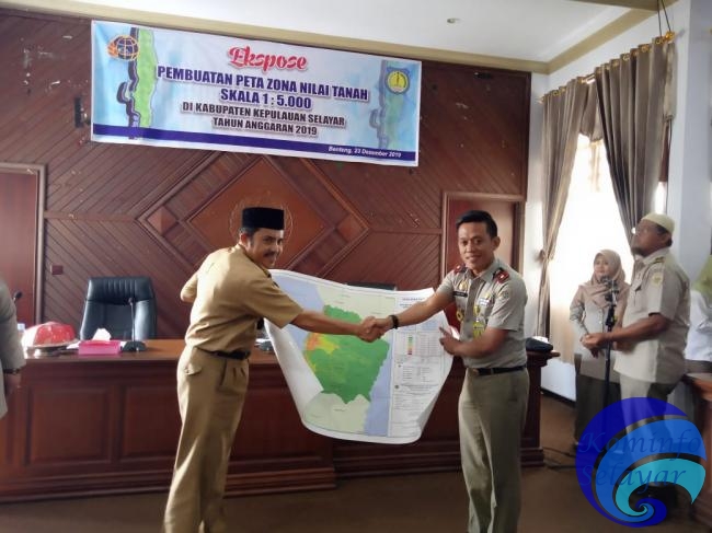 Kepala Pertanahan Selayar Serahkan Peta ZNT Kepada Pemda Selayar