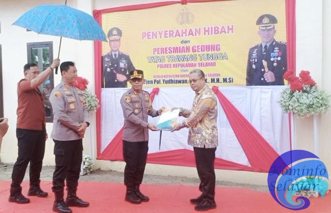 Moment Kunker Kapolda Sulsel, Sekda Mesdiyono Serahkan NPHD ke Polres Kepulauan Selayar