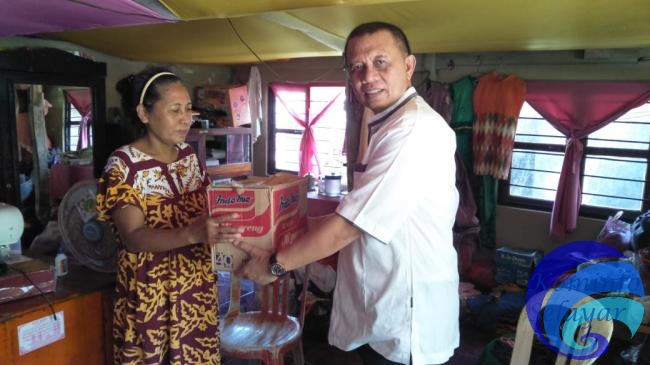 Jelang Idul Fitri 1440 H, Plt. Kadinsos Bagi Paket Sembako Kepada Keluarga Rentan Sosial 