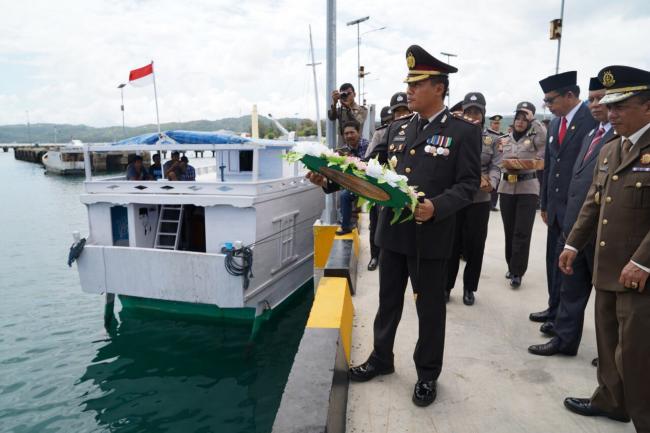 Kapolres Kepulauan Selayar Irup Upacara Tabur Bunga di Pelabuhan Benteng 
