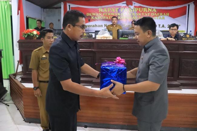 Paripurna DPRD, Bupati Kepulauan Selayar Serahkan Ranperda APBD TA 2018 