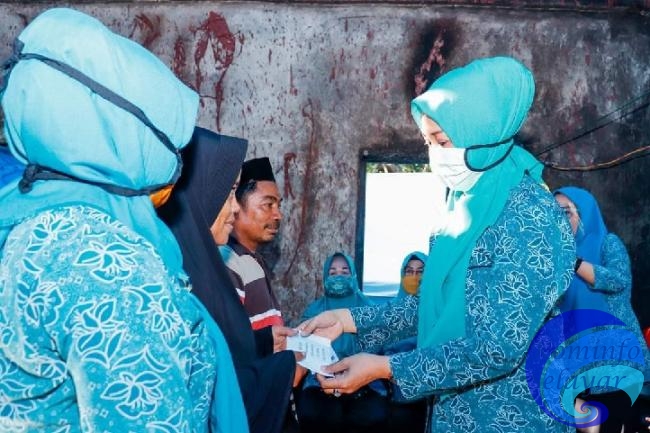 Ketua TP PKK Serahkan Bantuan Kepada Korban Kebakaran Bontona Saluk