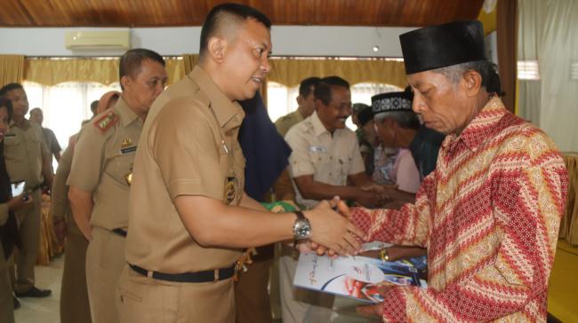 Bupati Selayar, Serahkan Santunan Kepada Ahli Waris Korban Meninggal Atas Karamnya KMP Lestari Maju