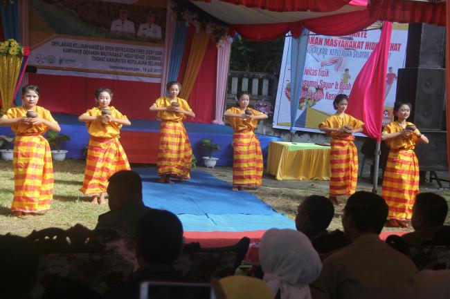 Tari Pa'dingin-Dingin Mengisi Acara Deklarasi Desa/Kelurahan ODF di Bontolempangan 
