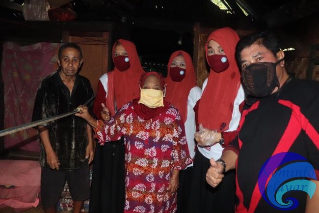 Melalui Program PKK Peduli, Ketua TP PKK Kepulauan Selayar Berbagi Kepada Warga kurang Mampu