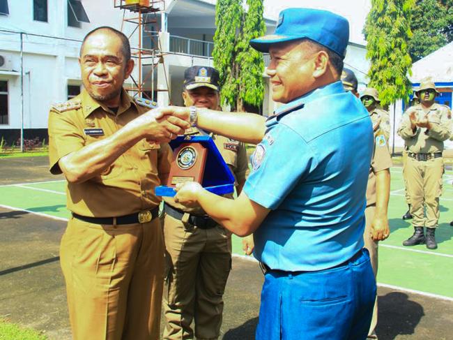 Hadiri Penutupan Diklat Kesamaptaan Satpol PP, Wabup Kep. Selayar Terima Cindera mata