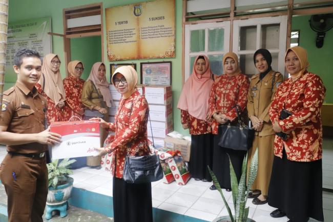 Dharma Wanita Persatuan Selayar Bagi Donasi Untuk Korban Banjir