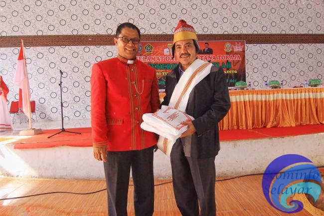 Tiba di Tana Toraja, Kafilah STQH Selayar di Sambut Secara Adat 