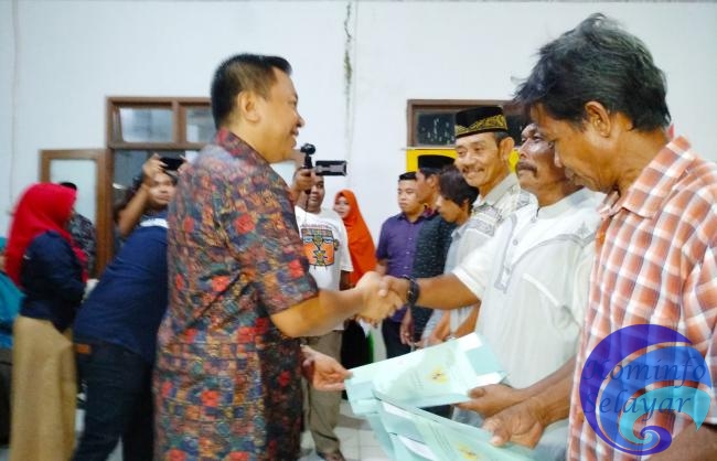 Bupati Kepulauan Selayar Serahkan Ratusan Sertifikat PTSL Untuk Masyarakat Pasimasunggu Timur