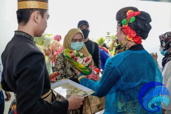 Serahkan Handbuket Sarung Sutra, Jawara Dara dan Daeng Sambut Pjs Ketua TP. PKK Selayar