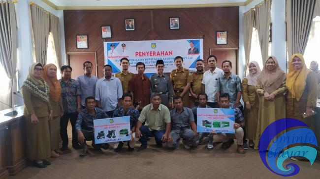 Saiful Arif Serahkan Bantuan Peralatan bagi Alumni BLK Kejuruan Perbengkelan
