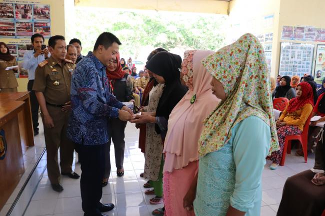 Bupati Kepulauan Selayar Serahkan Bantuan Serahkan Bansos Non Tunai PKH Tahap I