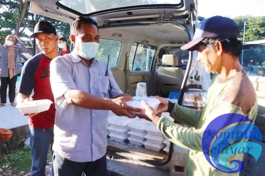 Kabag. Umpro Bersama Staf Berbagi Menu Buka Puasa untuk Kaum Dhuafa