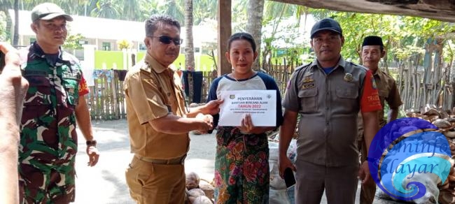 Penjabat Desa Nyiur Indah Bantu Warganya Korban Pohon Tumbang