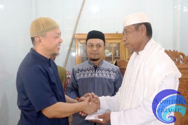 Bupati MBA Tunaikan Shalat Jumat di Pasilambena Sembari Serahkan Bantuan untuk Mesjid Jami Latokdok