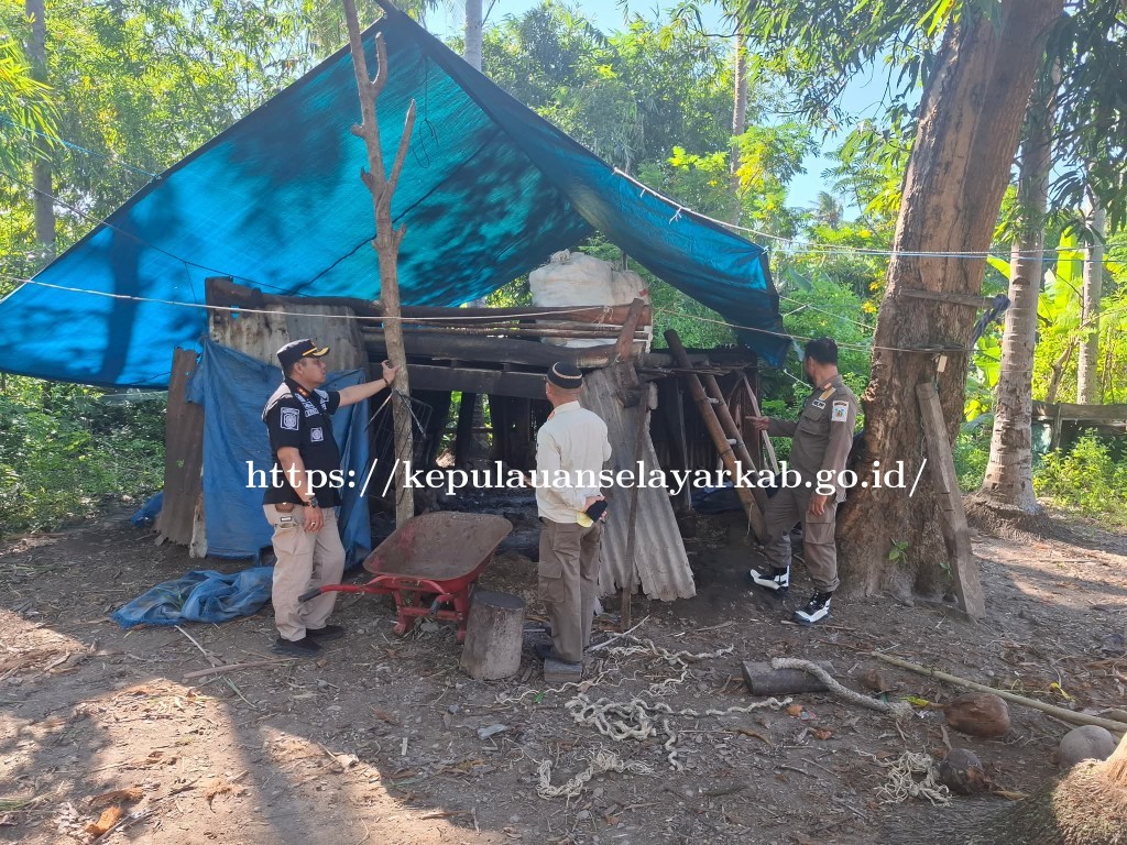Menindaklanjuti Keluhan Warga, Satpol PP Selayar Hentikan Sementara Usaha Pembakaran Arang di Bontotangnga