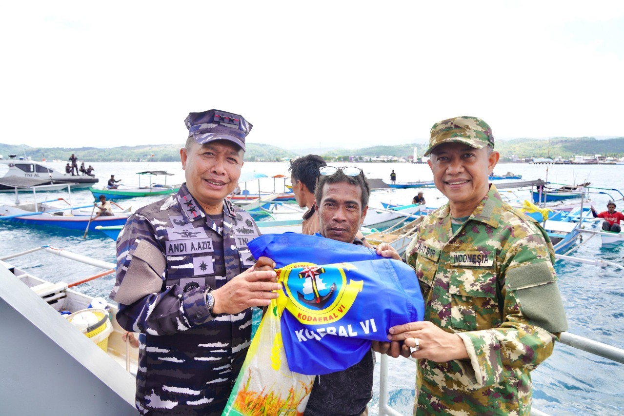 Laksda Andi Abdul Aziz dan Bupati Natsir Ali Serahkan Bantuan Nelayan di Tengah Laut lewat KRI Mamuju